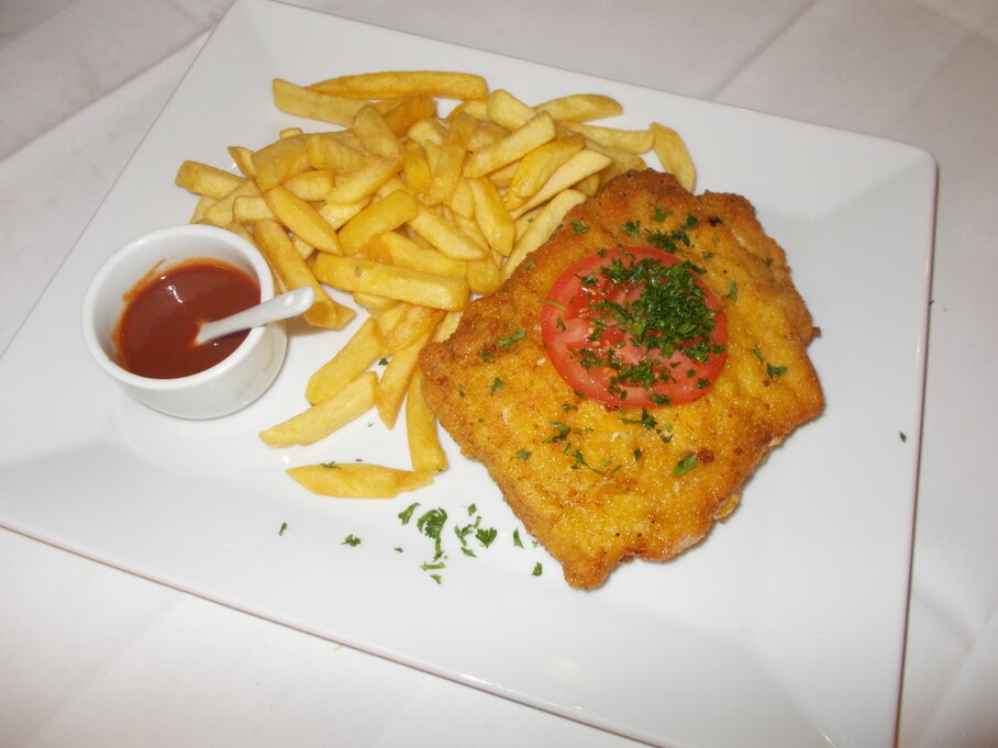 Verschiedene Cordon-bleu-Größen auf Holzbrett