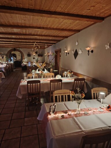 Romantische Hochzeitstafel im Landhaus