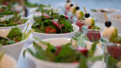 Frische regionale Zutaten in der Küche vorbereitet