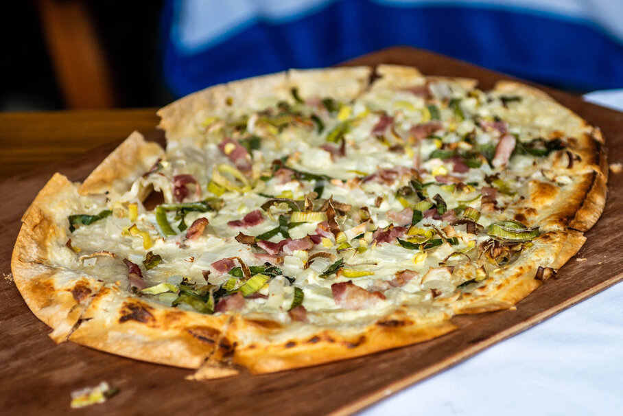 Flammkuchen mit Spargel und Speck