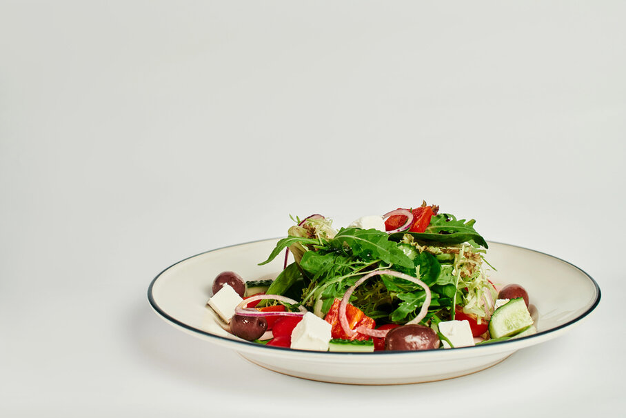 Bunte Salatbowl mit Körnern