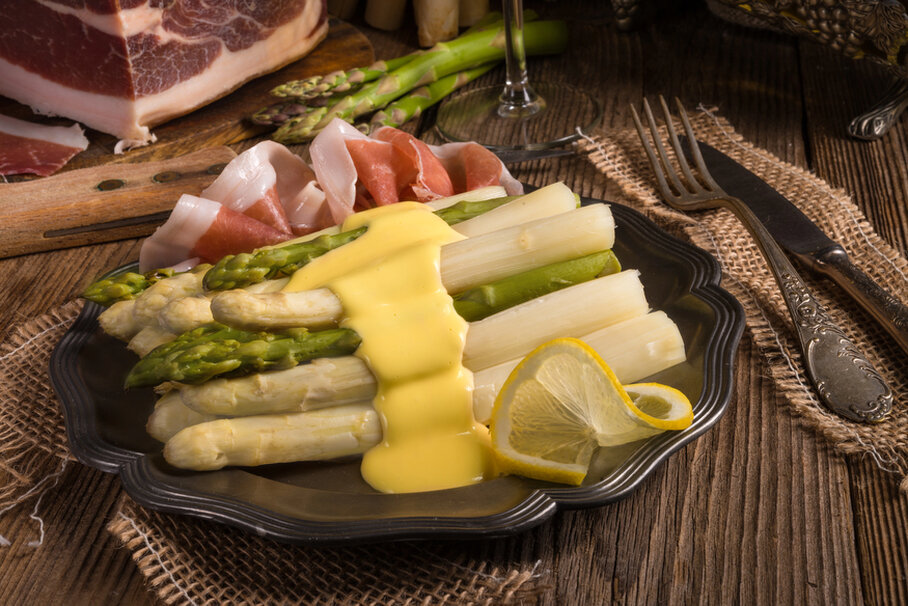 Spargelgericht mit Sauce Hollandaise